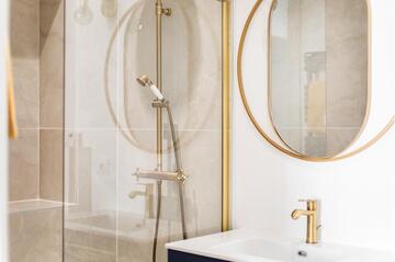 De l'Or et un bleu royal uni sont les choix de notre architecte pour la création de cette salle de bains d'une des chambres de l'appartement 
Le choix de matériaux et équipements sont de la plus haute qualité et exigence de finition
